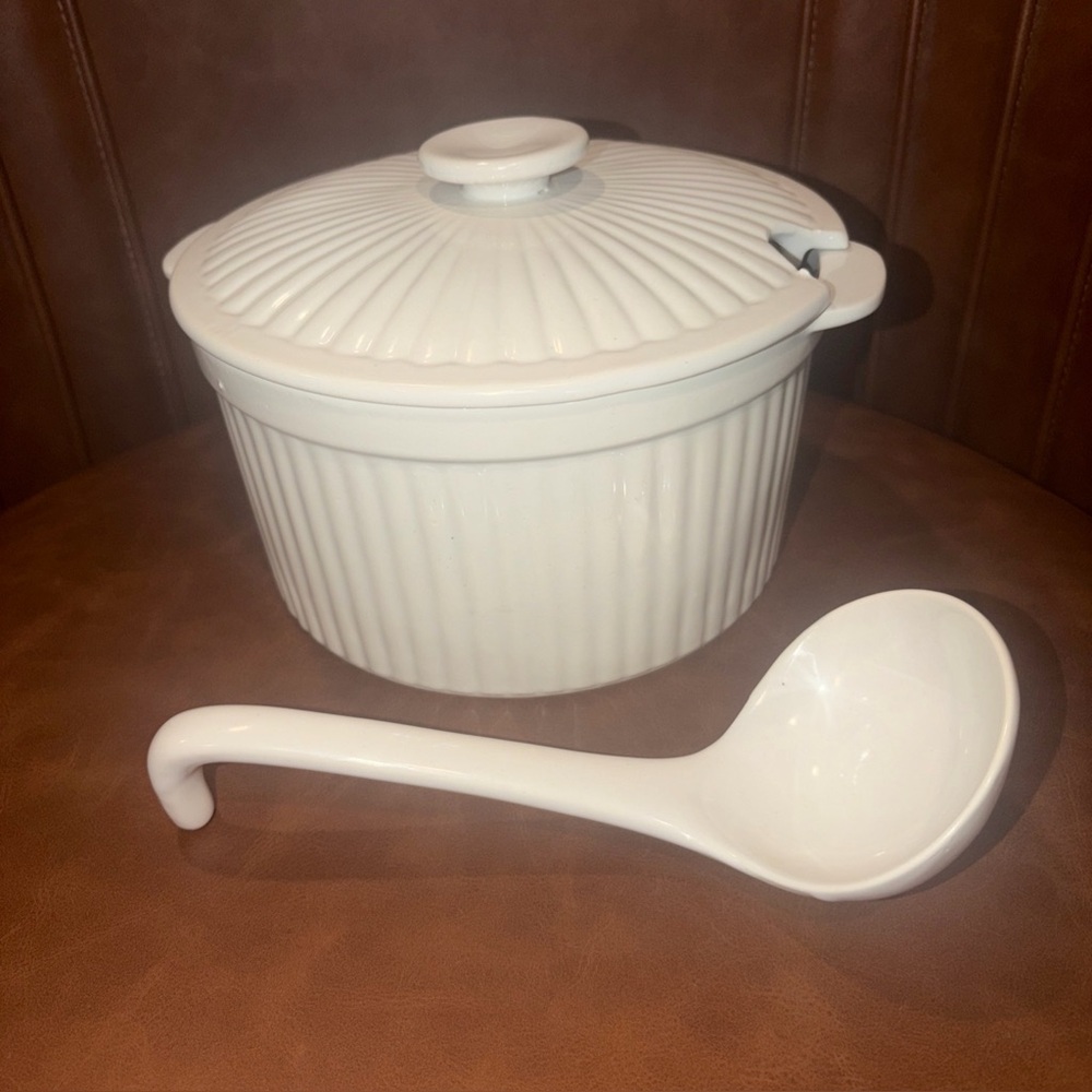 Vintage White Ribbed Ceramic Gravy Soup Tureen With Ladle Japan ovenproof